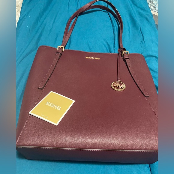 MK Megan Large Saffiano Leather Tote.
Don’t use large purses anymore. Burgundy - Picture 2 of 5